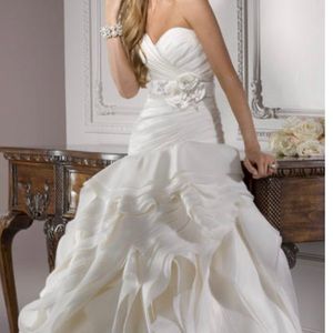 Maggie Sottero Dynasty with sash, in great condition. Off white.